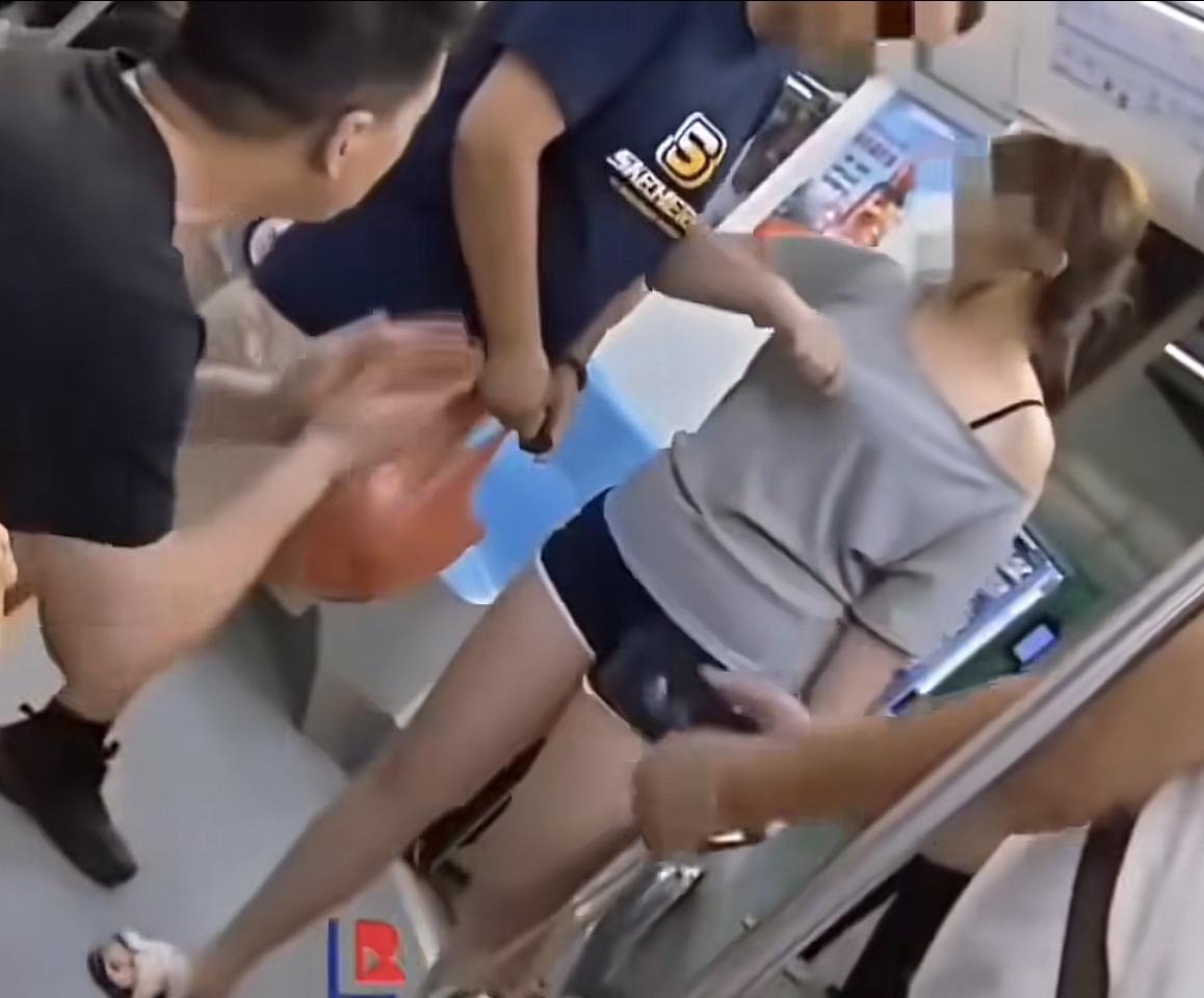 男子多次下跪，女子依旧“铁面无私”！上海地铁，一名男子用手肘碰了一下女子的胸