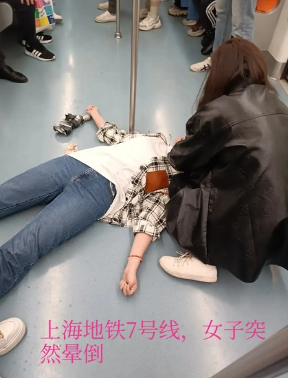 突发！上海7号线地铁女子，突然晕倒，生死未卜。早上上班的时候，上海7号地铁上