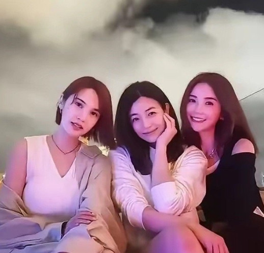 原来她们三个是好闺蜜，李荣浩要守住爱情啊！蔡卓妍离了，陈妍希离了，杨丞琳结婚不生