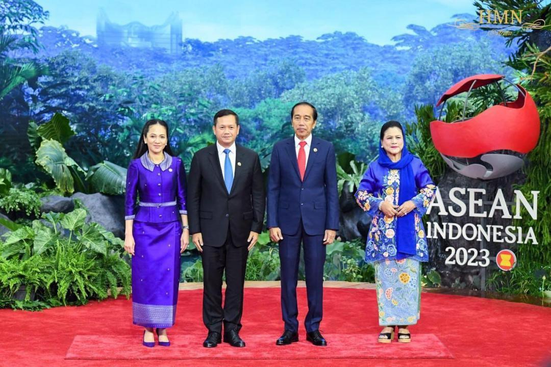 洪马内夫妇合影，身后景色真美，美得像布景图一样，是以真乱假的既视感。