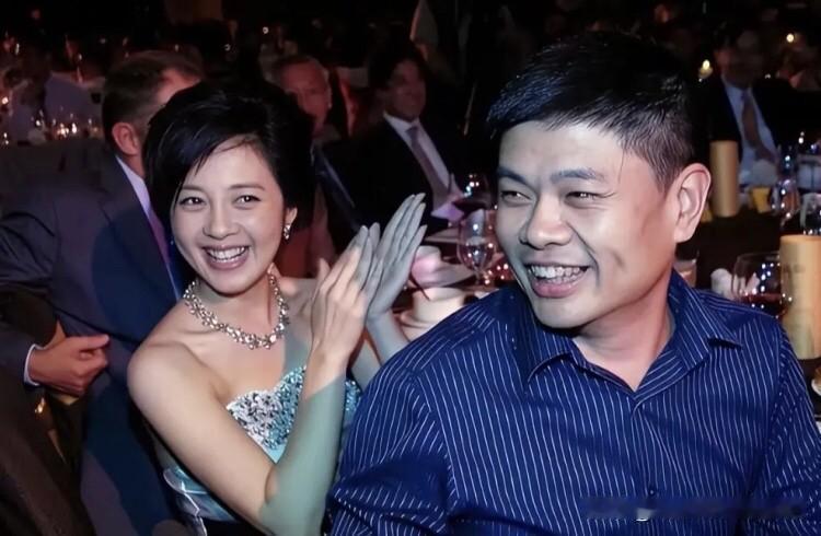 许戈辉确实是长得比周涛漂亮的一个主持人，她穿着一袭绿色的抹胸礼服裙，气质干练大方