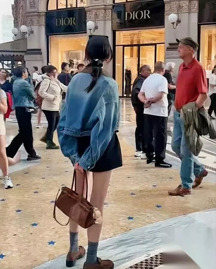 刚刷到关晓彤的热搜。居然不是因为腿——是“留子是一种感觉”？之前总有