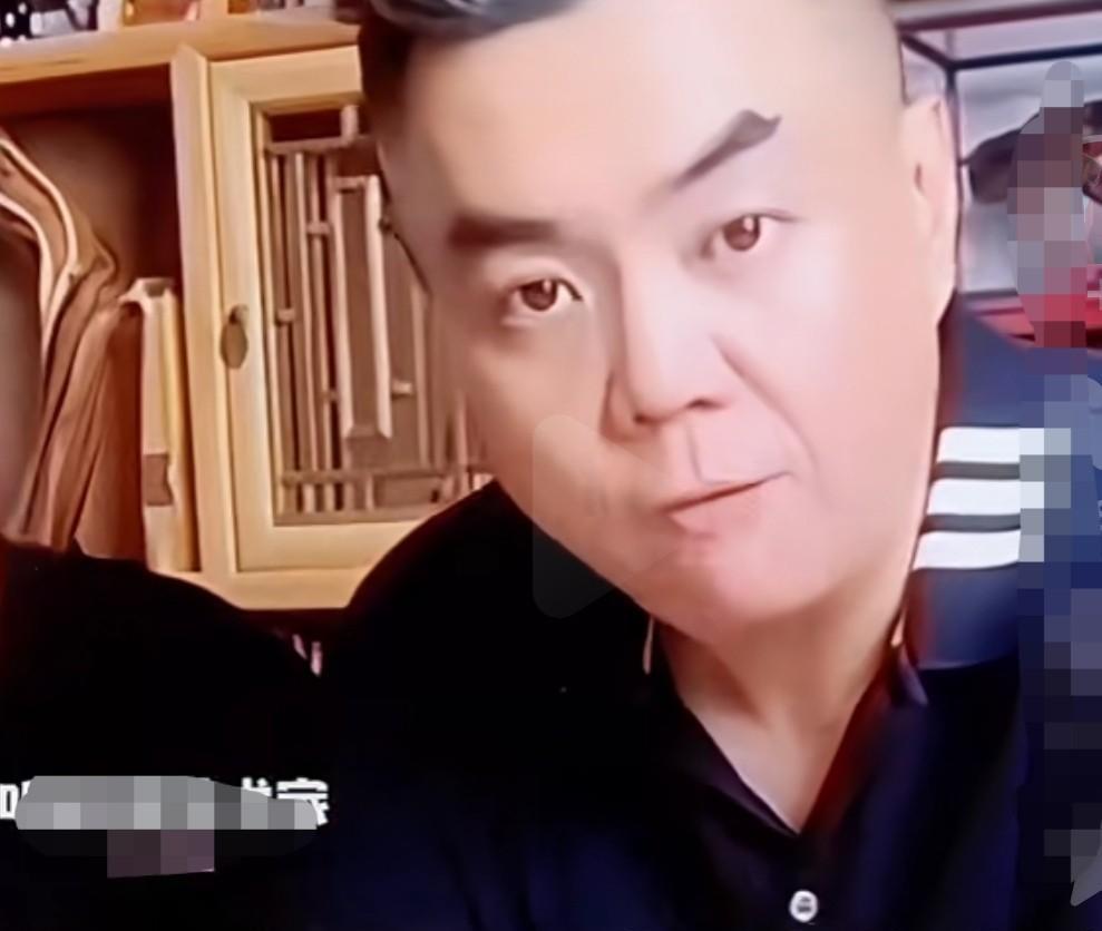 张伯鑫不止在节目中《报家谱》，在现实生活中也是三句话不离他爸爸。一张口就是他爸爸
