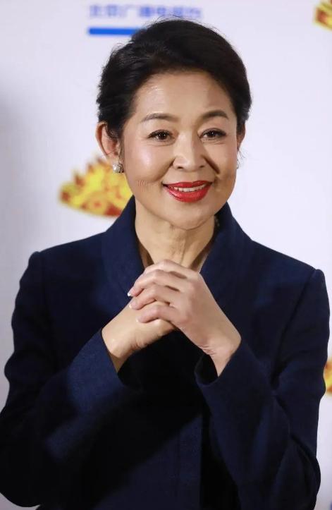 90年代，倪萍家包括保姆一共5个人，但她每天做4只海参，保姆没份，倪萍姥姥说：“