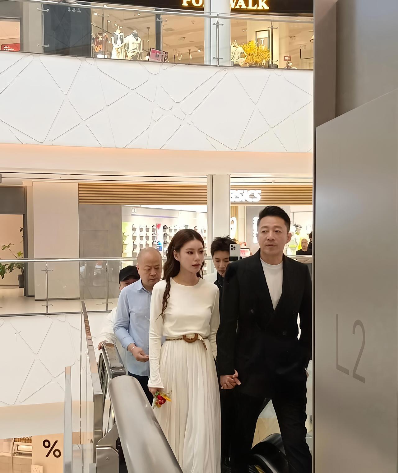 婚后6天，汪小菲马筱梅首次合体！商场扶梯牵手甜齁，新店剪彩“汪太太”稳坐C位[大