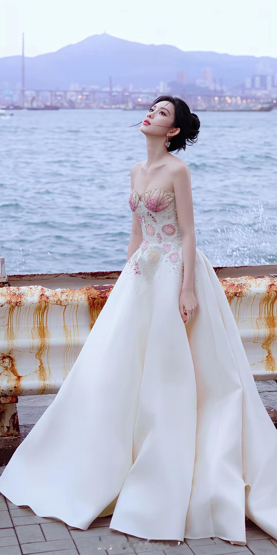 美女壁纸～孟子义的红毯造型也太戳人了！一袭粉白渐变抹胸礼服，花瓣胸衣缀满碎钻，自