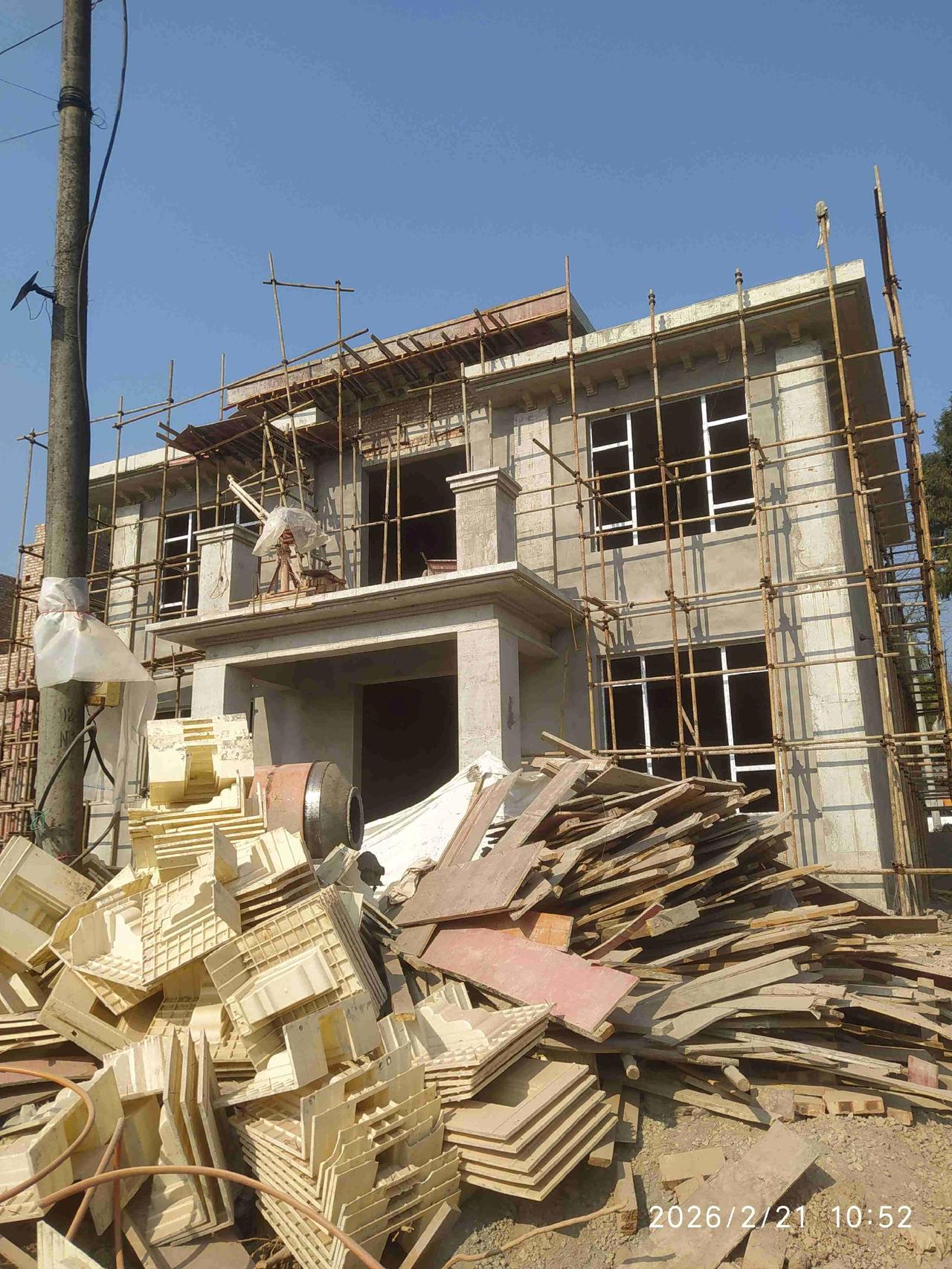 牛哥家里本来是90年代修建的预制板砖混结构两层洋房，因一直空置，家里的墙壁潮湿发