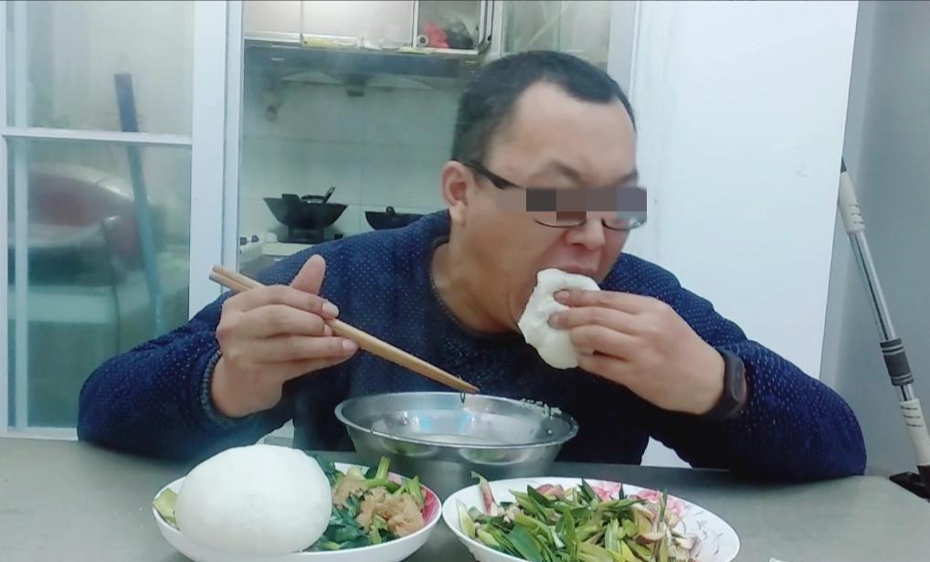 上海，男子在家中吃馒头，可吃着吃着，他竟突然倒地，噎死了。家属火化完遗体后，想起