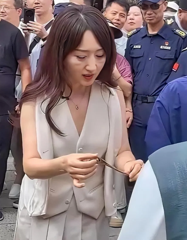 她脸上这两个洞是怎么回事？