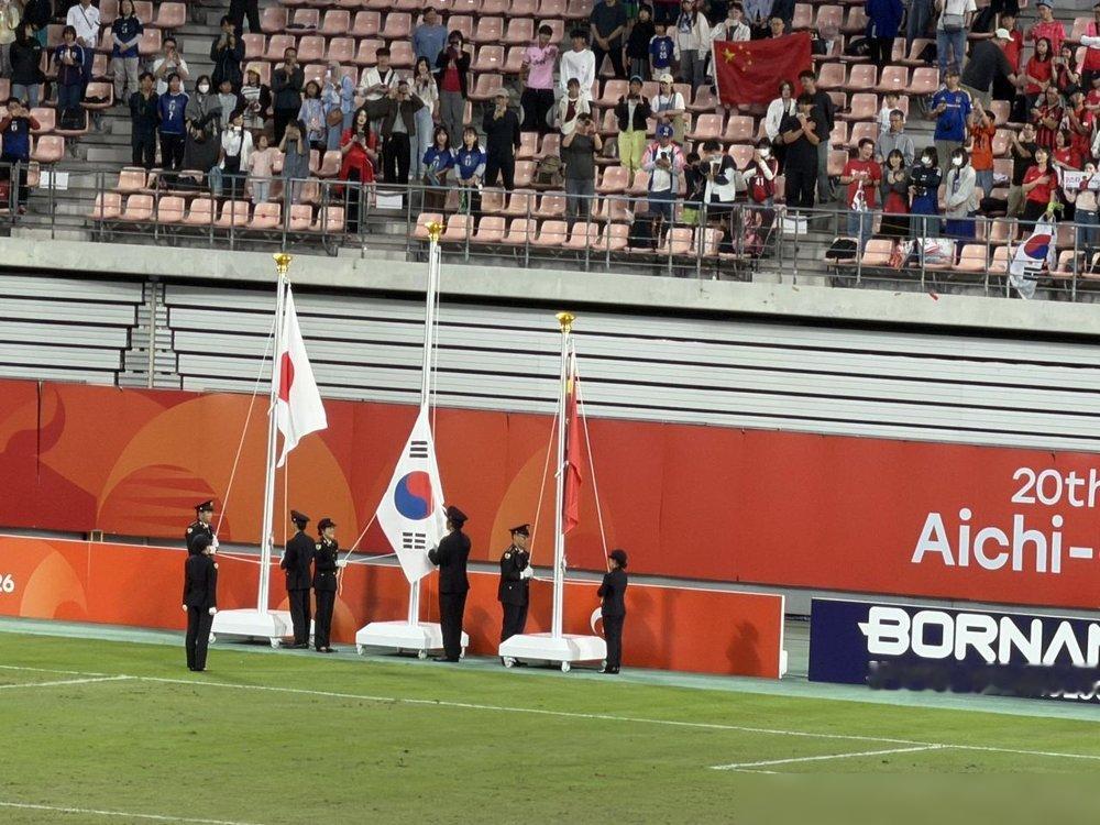 韩国国歌唱完了，太极旗还挂在半空没升上去。亚运会男足决赛，韩国1比0赢日本，拿了史上第一个四连冠。颁