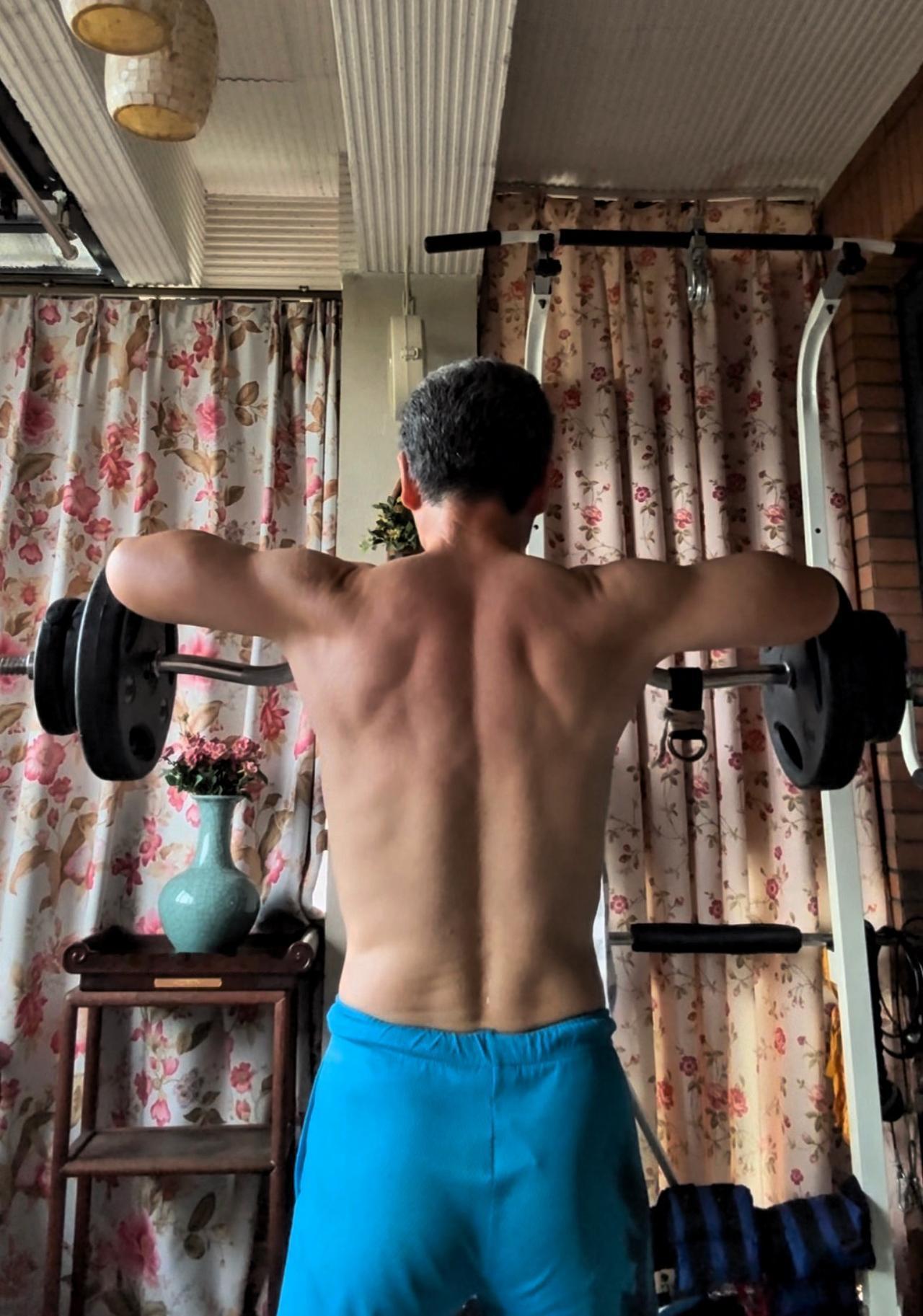 健身，是一个人的自我救赎💪有人说健身短期是折磨，长久坚持却会上瘾。表面看