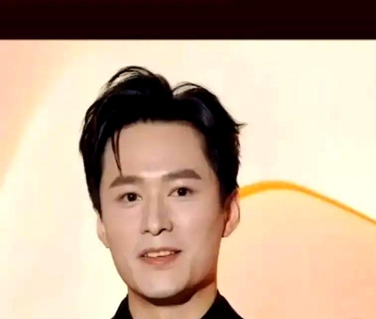 别的明星恨不得住在热搜上。王皓祯一年才打开微博更新5次，还公开讲出“刷手