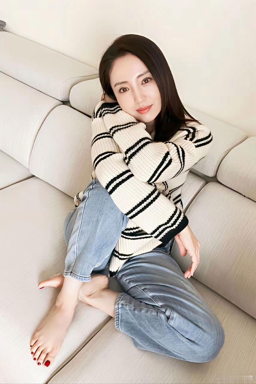 董璇不仅长相出众，脚型也十分好看，整体画面格外养眼。