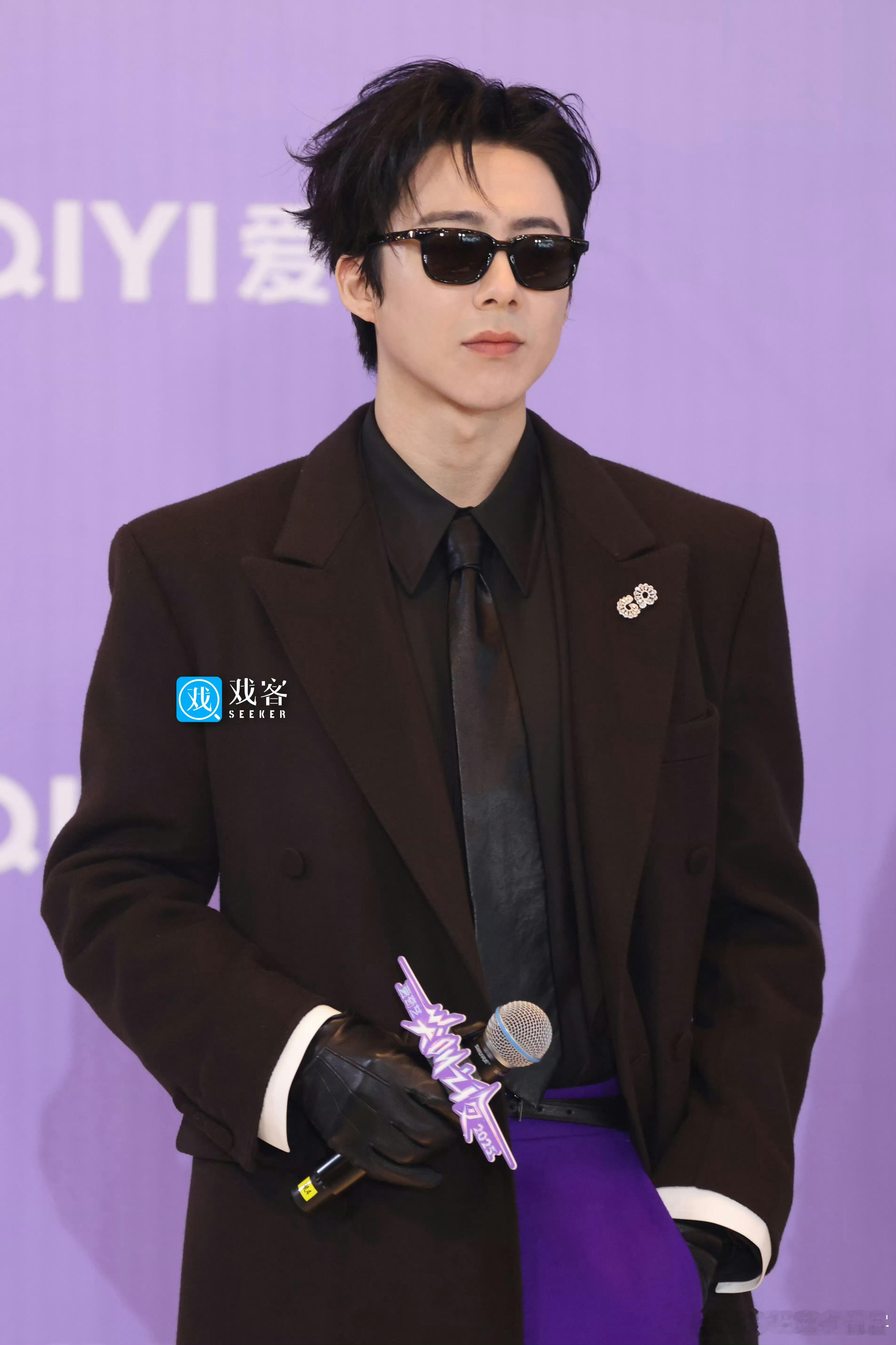 生图的神刘不修👏👏时尚品味卓越TomFord2025秋冬黑色长款大衣紫色