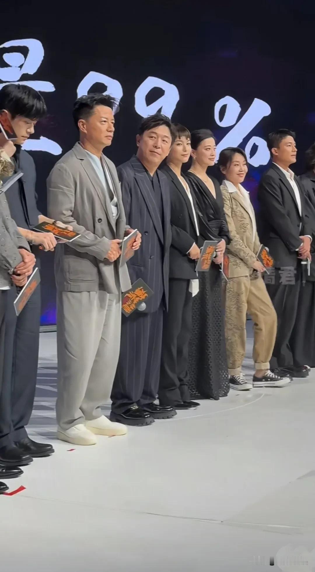 闫妮这松弛感是十足啊！在电影《蛮荒禁地》宣传时，全员正装，只有闫妮是帆布鞋，小