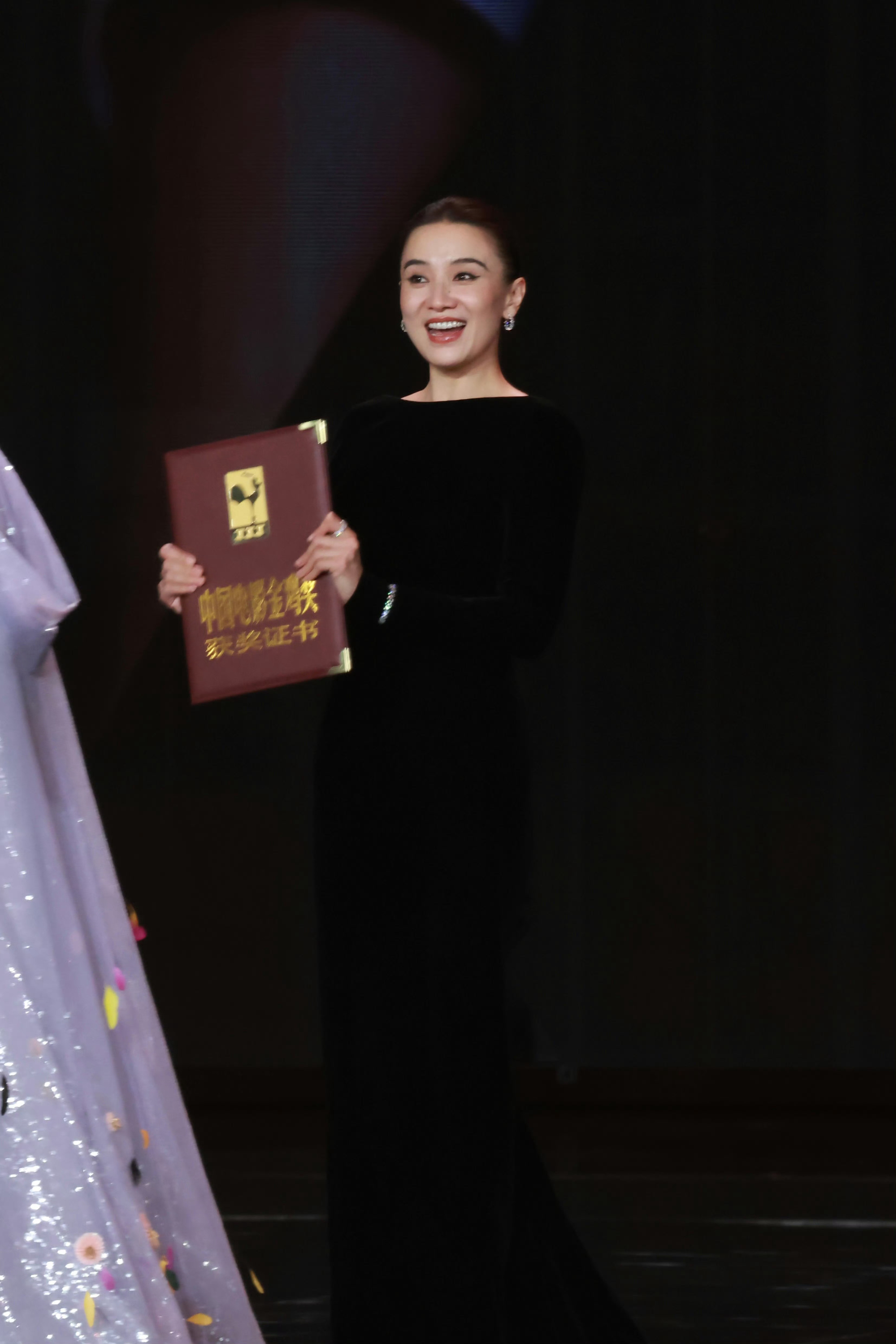 每次宋佳获奖，都落落大大方方；而钟楚曦不管是看着宋佳获奖还是自己得奖，每次都哭的