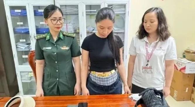 越南黄金的诱惑！越南女子腰缠万贯4公斤黄金，从中国购买黄金，非法带入越南时被抓，