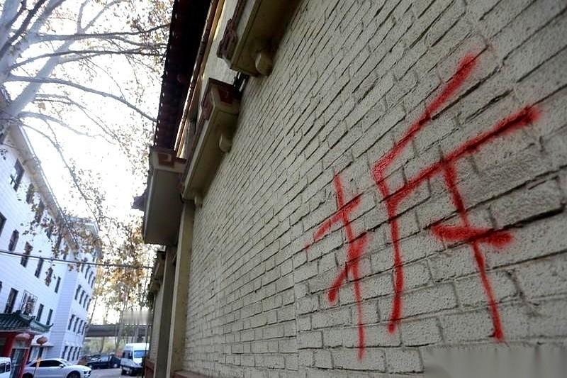 河南宾馆，拆了。就是文化路金水路口，人民公园斜对面那个。我的天，一个时代的坐