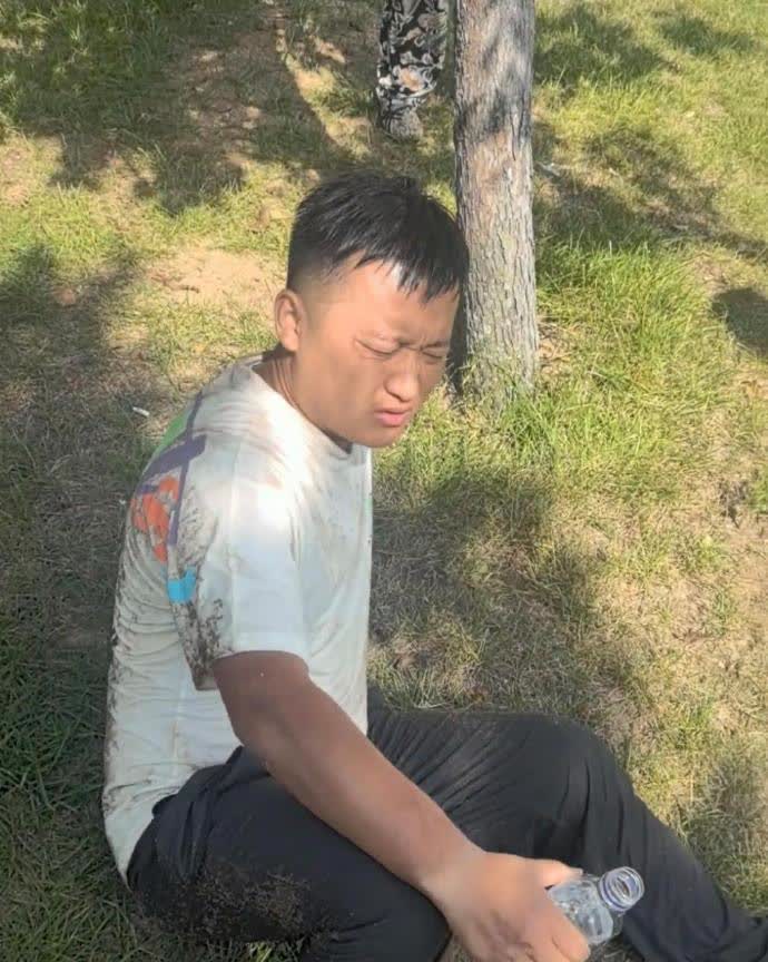 【近日，一段“男子跳水救起落水男童累到瘫倒被送医治疗”的视频在网络上引发广泛关注