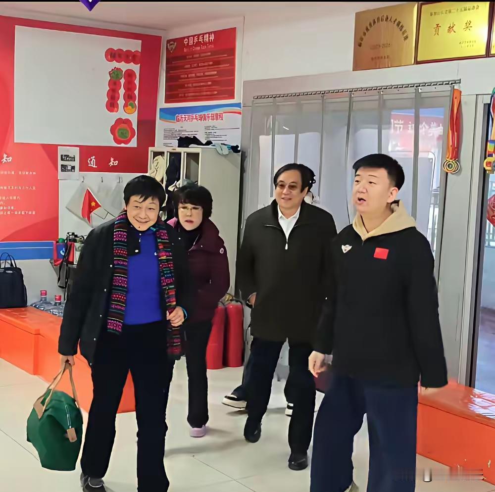 她曾让整个中国队沉默，如今却在上海教孩子握拍。1994年广岛，她4:1击败邓亚