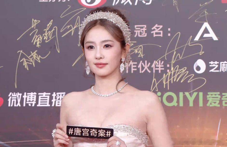 白鹿戴着亮晶晶的发箍和小公主一样美​​​