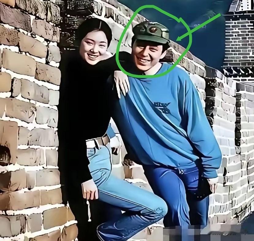 当年的巩俐和老谋子，开怀大笑，心理美滋滋，原因有3个:（1）他们主导主演的电影《