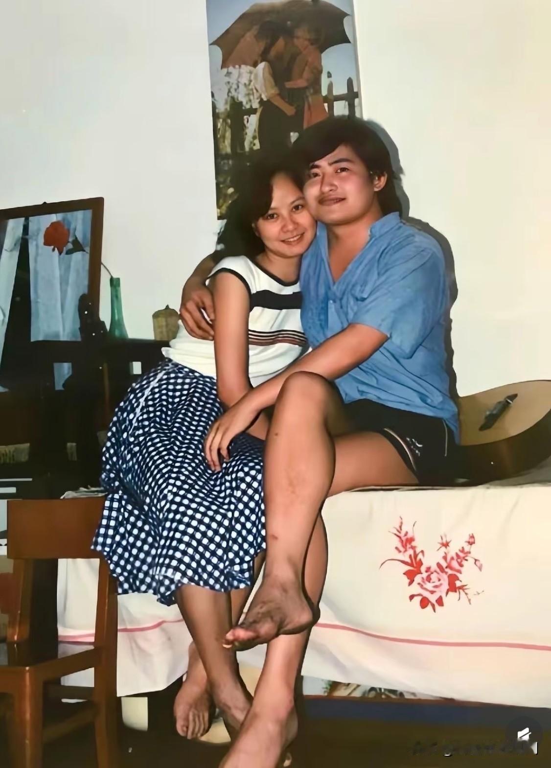 1989年，时年26岁的刘欢与时年28岁的妻子卢璐，在新婚后的一张合影。他们非常