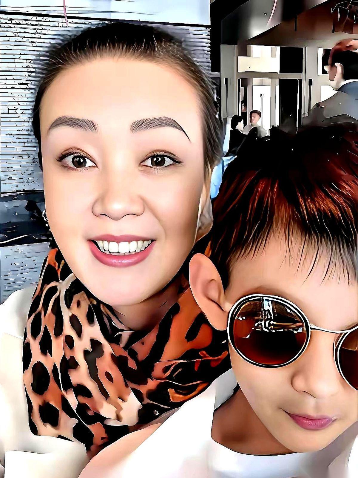 张兰直播间里，一个电话突然接了进来。旁边的工作人员都下意识放轻了动作，几万人的