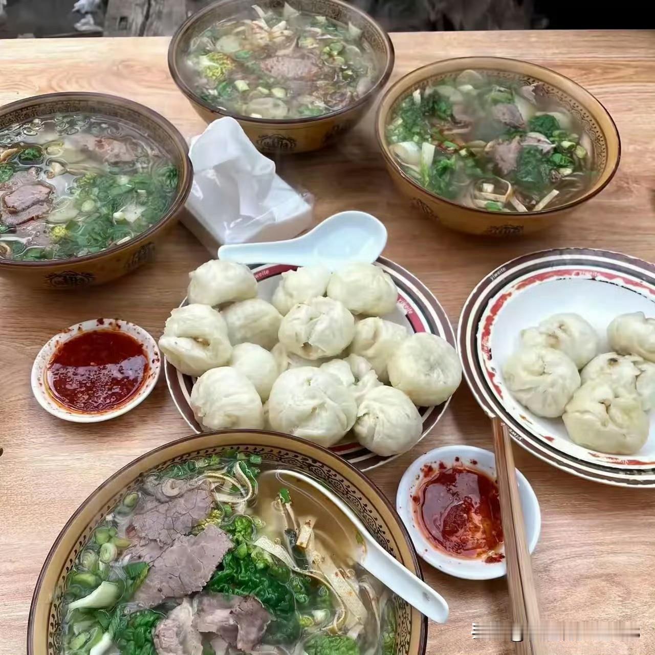 大家估计这顿北方的早餐价格能用多少钱？​四份牛肉杂碎汤和若干个包子。有