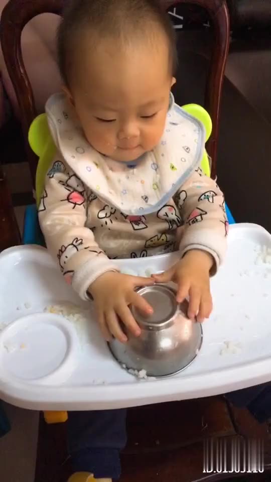 团子尤克里里弹唱《我们不一样》,阿拉蕾一旁