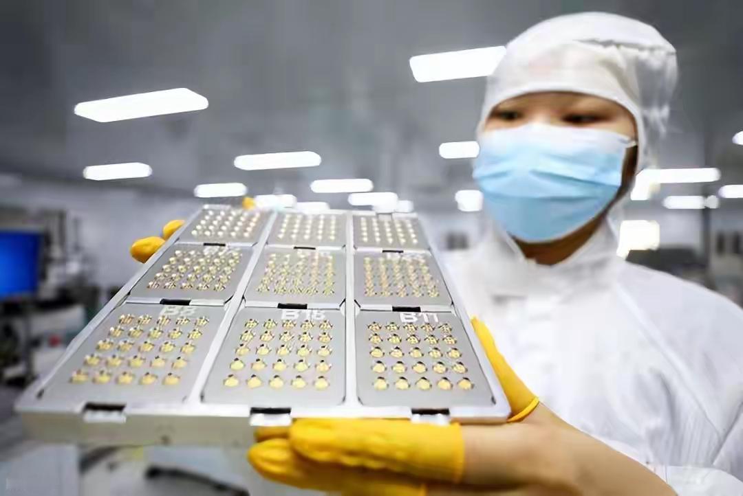 AI火了两年多，你以为最风光的是那些吆喝着“大模型”的公司？太天真了。真正闷声发