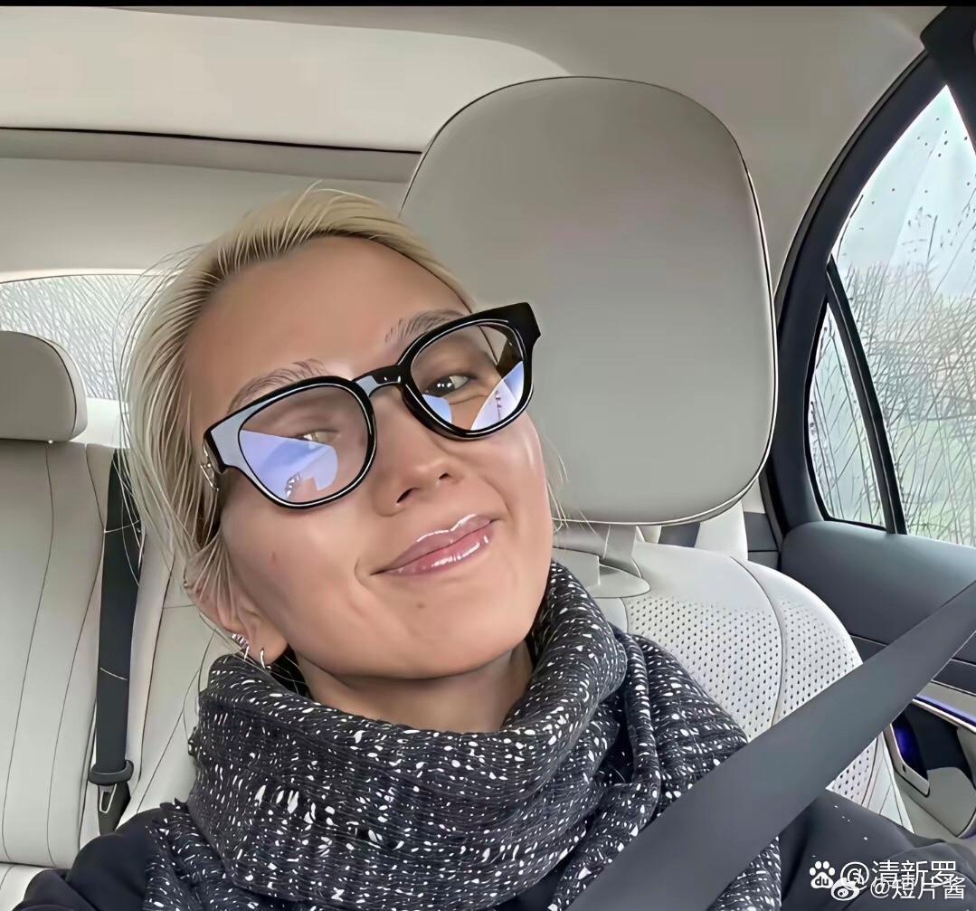 何洁自曝：每个月睁眼就是六位数要花，全家六口等着我。房贷压身，孩子学费吓人，保姆