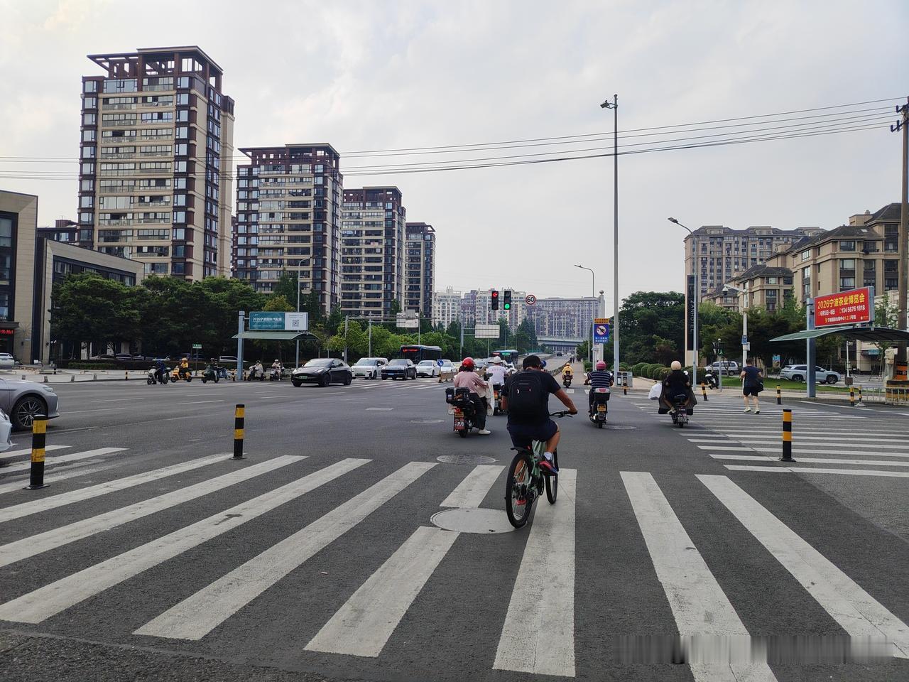 本来想着今天不怎么热，下午可以到附近慢跑一小时。但是，中午小睡一会，变成了一觉醒