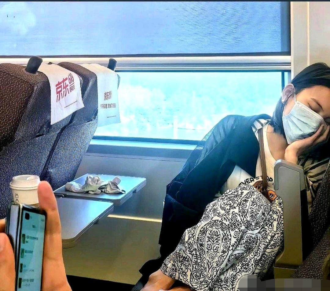 脱鞋就脱鞋吧，我也忍了！可你这脱袜子放到小桌板上又是几个意思？你好歹还知道戴个口