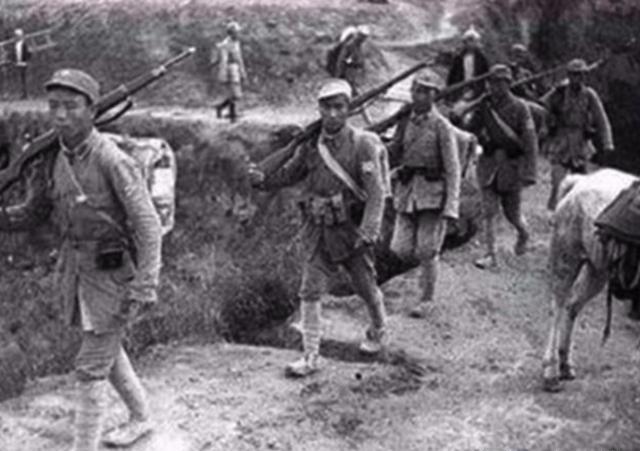 在那个西装和长衫泾渭分明的年代，地主怎么可能是好人？教科书和影视剧告诉我们，