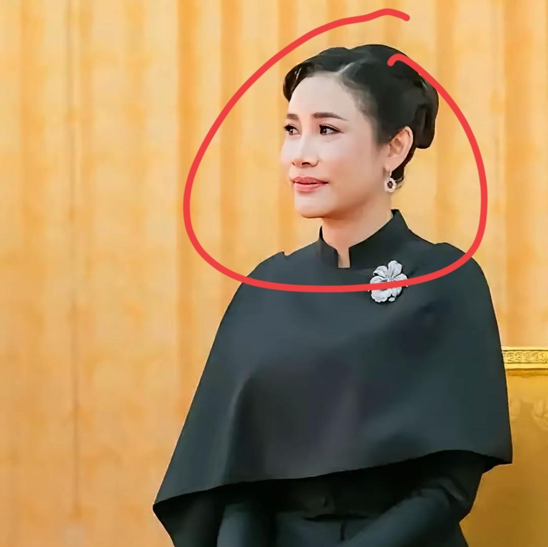 诗妮娜贵妃，这一次失策了！难怪活动中的她，看起来是满脸的委屈，差一点点眼泪都要