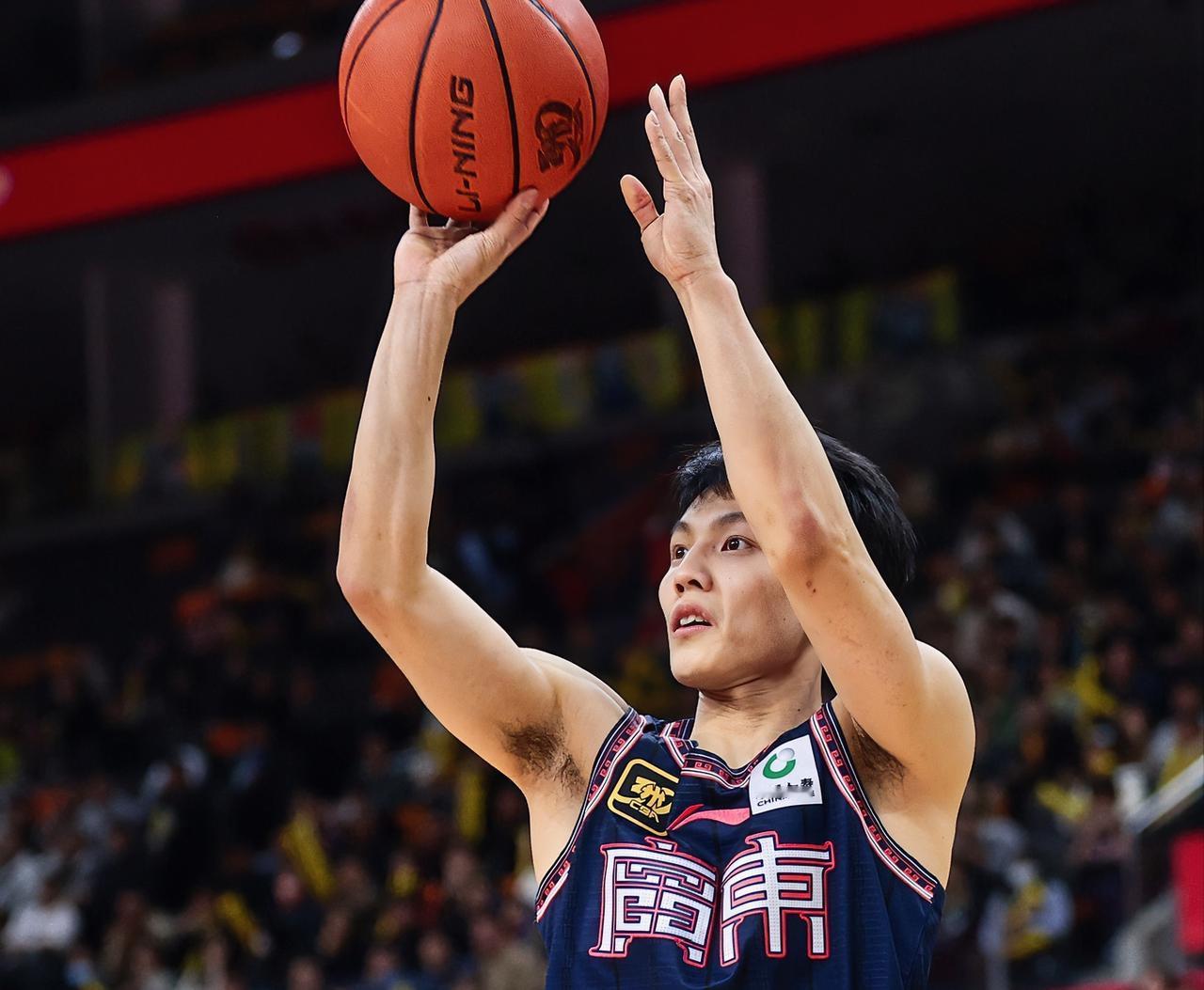 徐杰：没你一团乱麻，关键时刻连个球都运不过去，下一场能打吧？？？胡明轩：怎么突