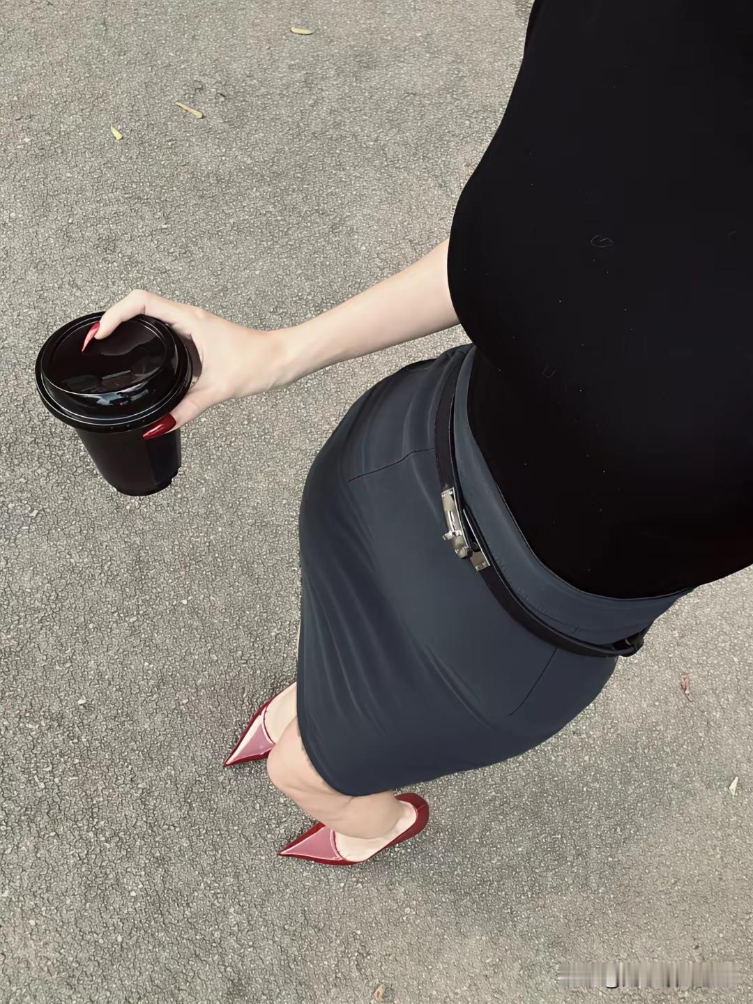 这套搭配，美就完了，红底高跟