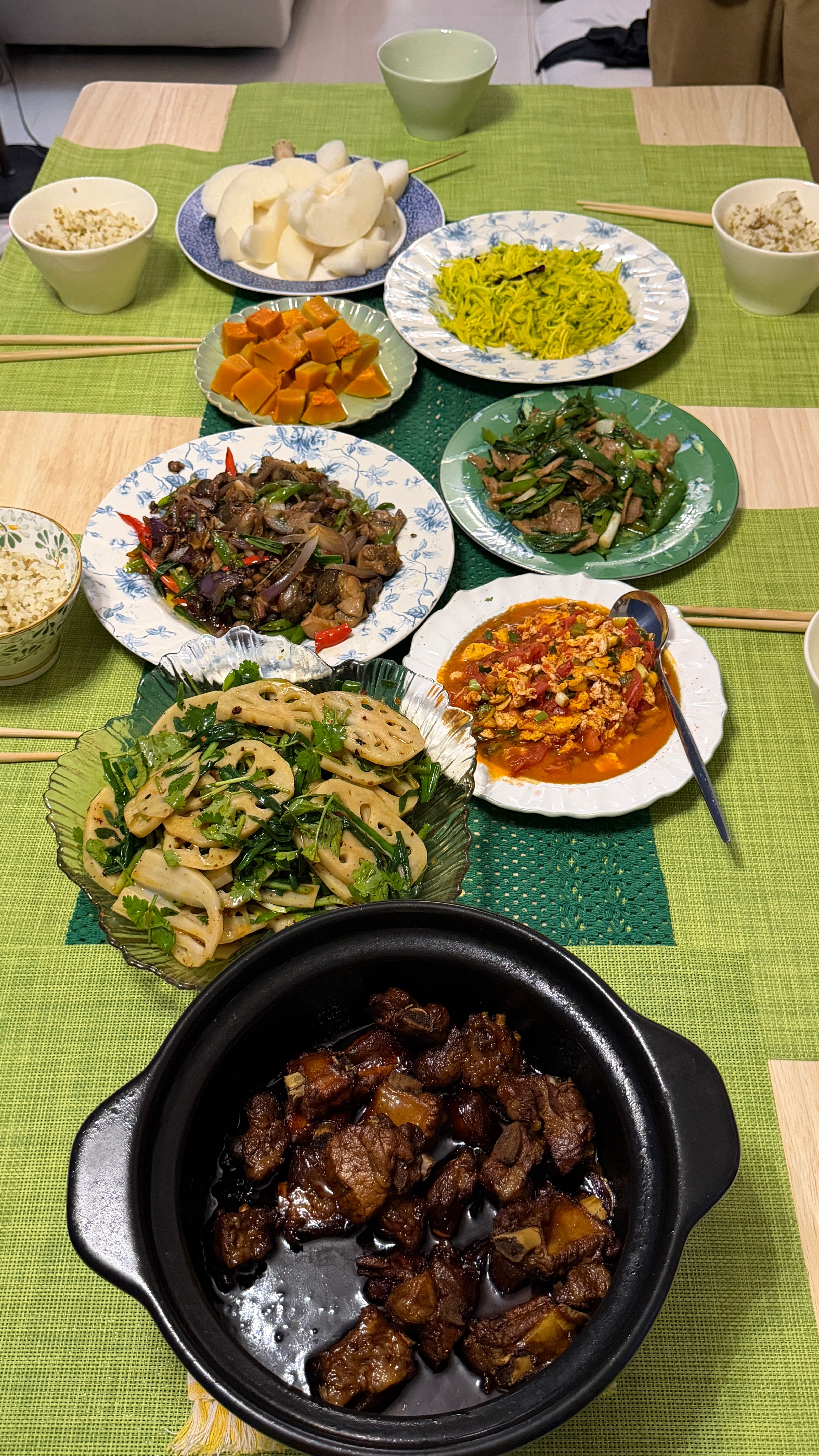 妈啊来朋友家吃饭简直太下馒头了这些菜怒蒸五个一人一个哈哈哈！！