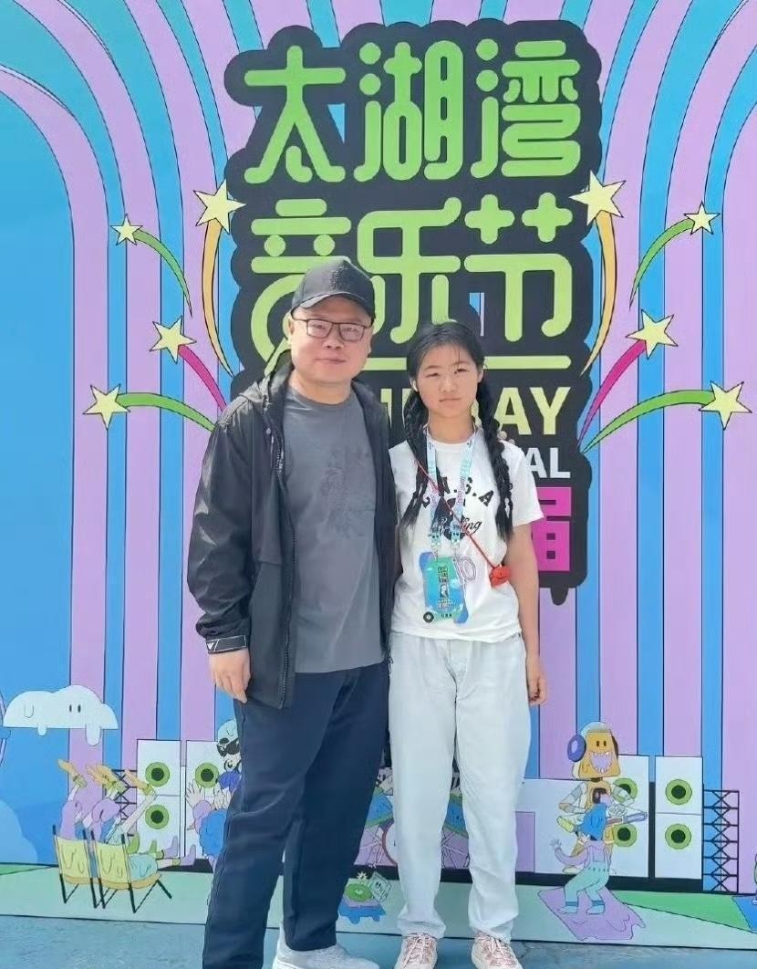 岳云鹏把全部的爱给了女儿，也把长相毫无保留地遗传给了女儿。如今他女儿已经上初