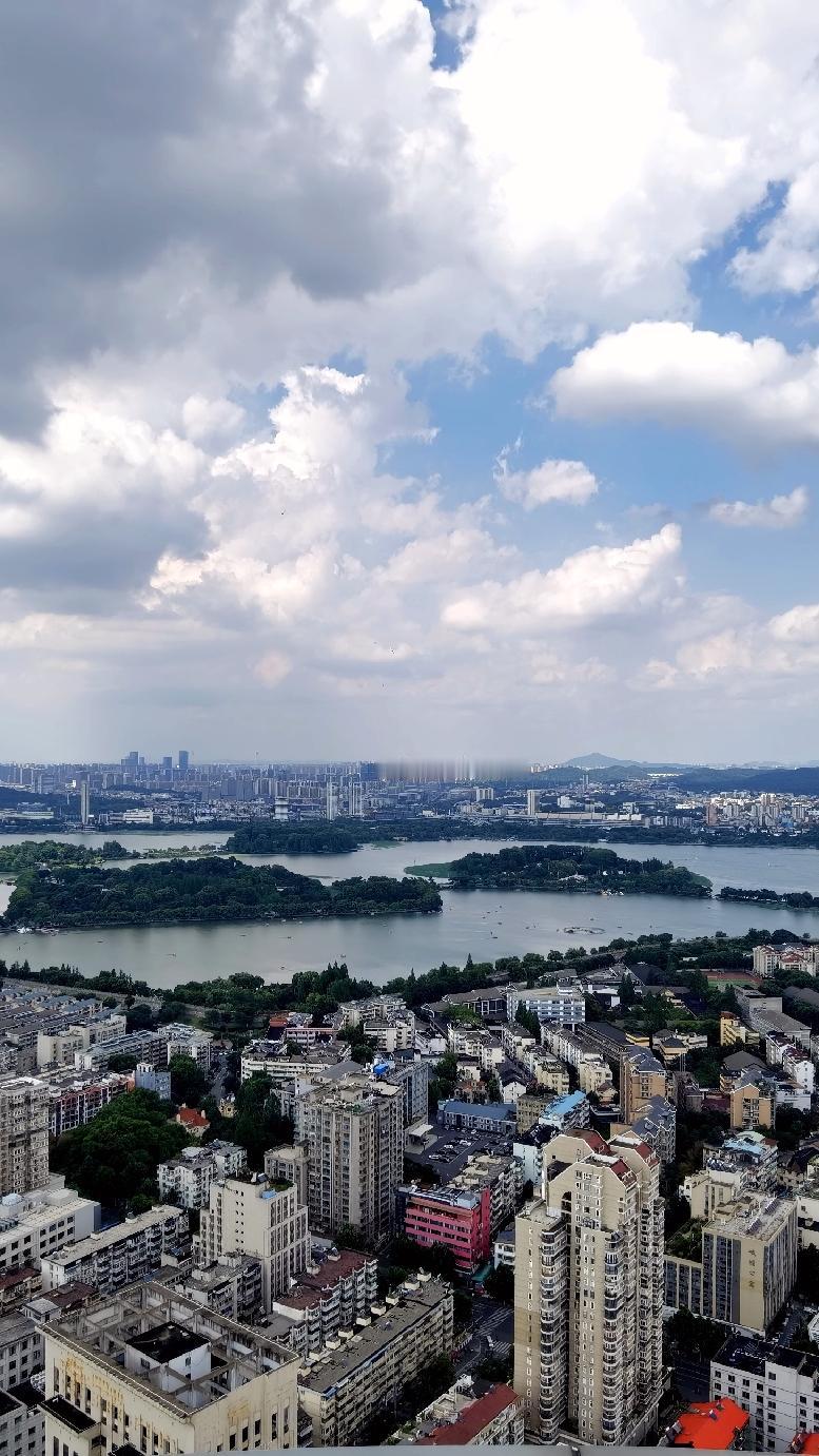 台风“红霞”来势汹汹啊！7月24日凌晨它从菲律宾以东的热带低压加强而成，早