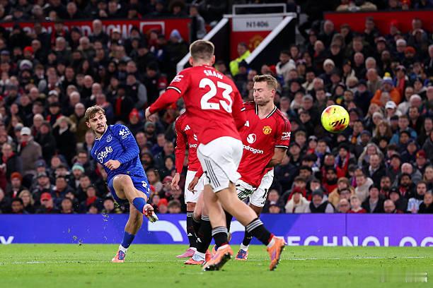 任何一个失球，都是集体防守的失误，不能怪单一某一个球员。B费防守不够硬，尤罗没解