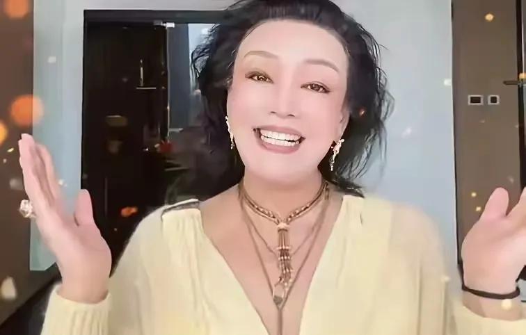 兰姐把亲儿子的卧室直接改成自己的专属衣帽间，塞得满满当当，从前预留的房间，也一并