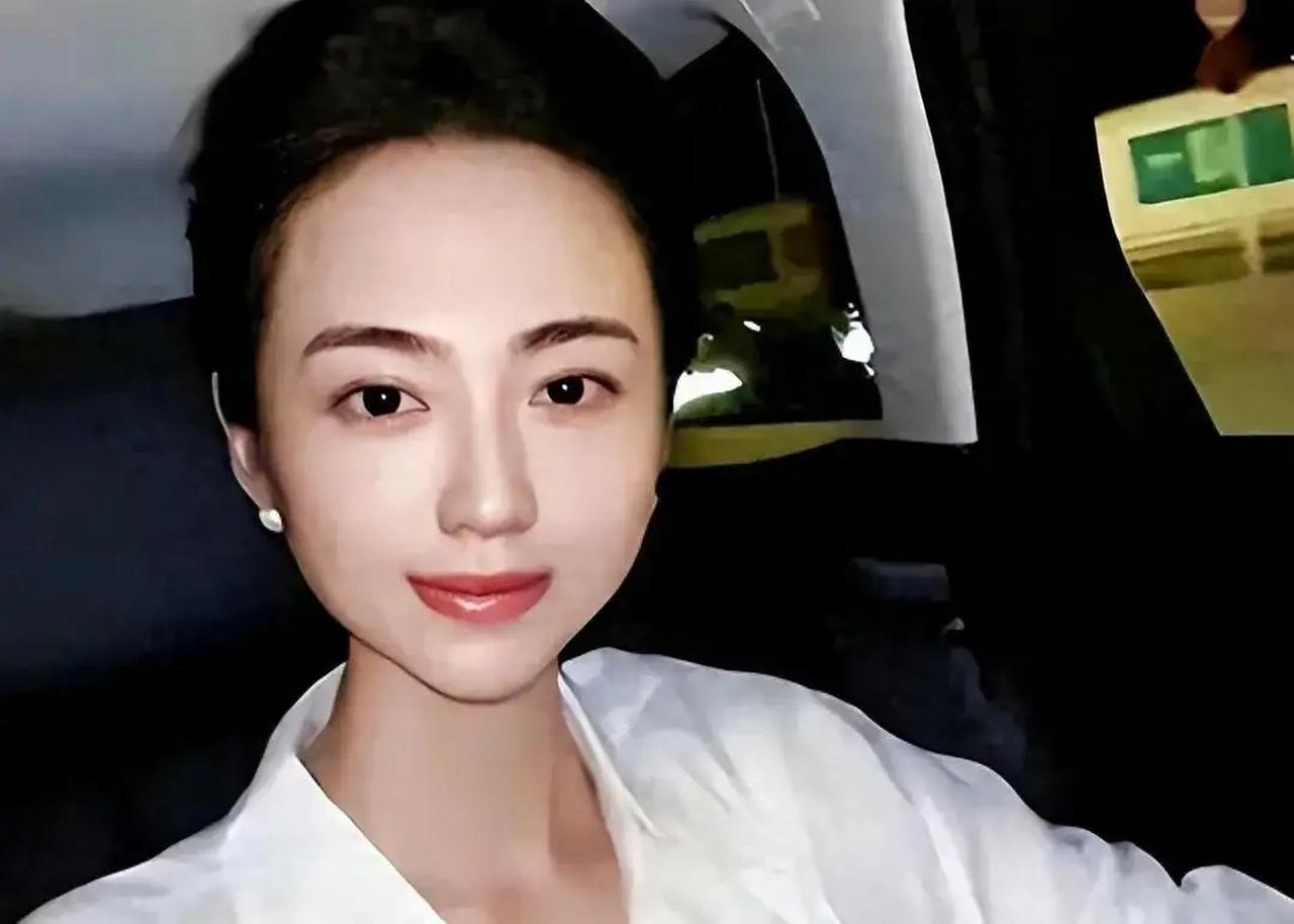 白珊珊，恒大歌舞团团长，1989年生人，属蛇的顶级美女。在最高端的商业舞台上风光