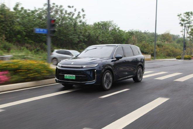 人民需要什么，五菱就造什么！华为乾崑ADS4+鸿蒙座舱，这台大六座SUV把全家