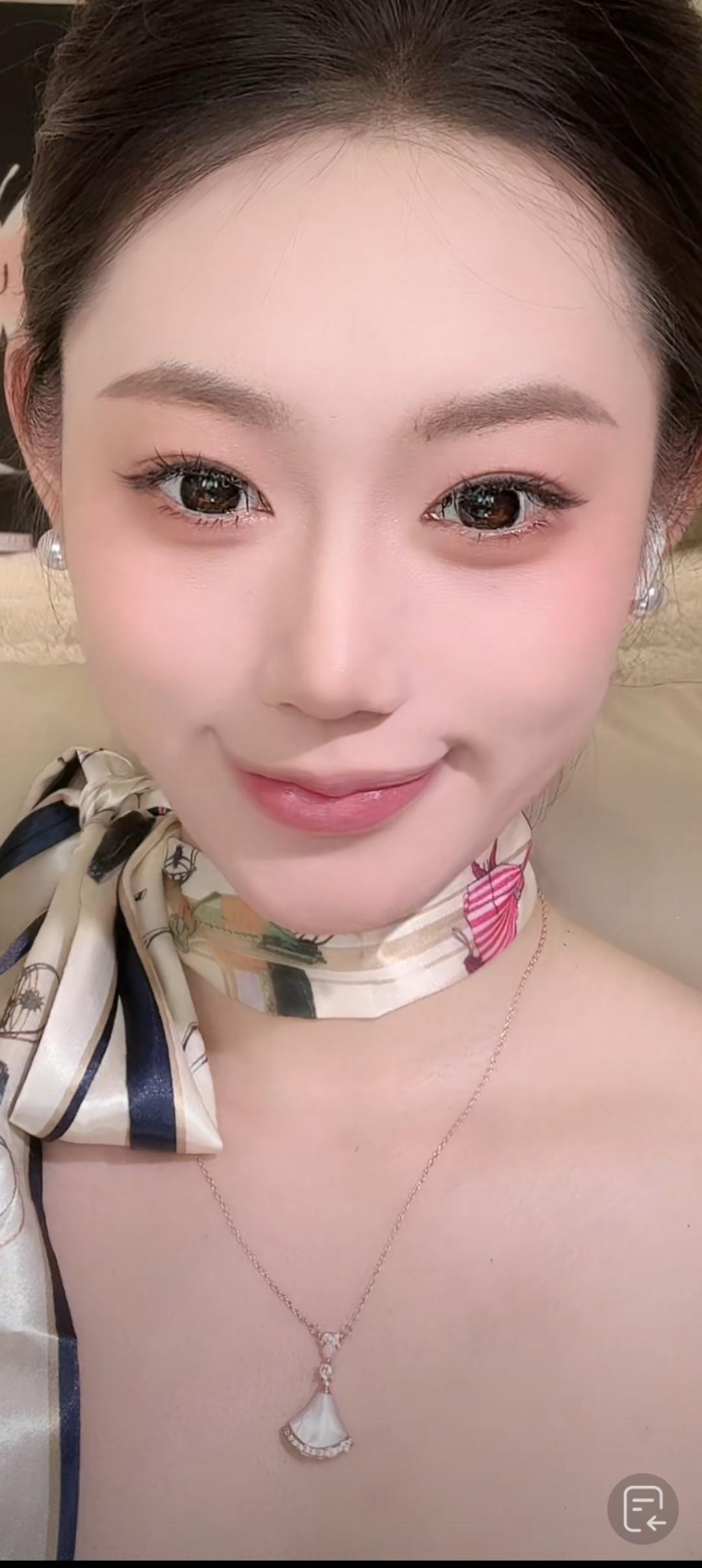这姑娘打扮得真精致！