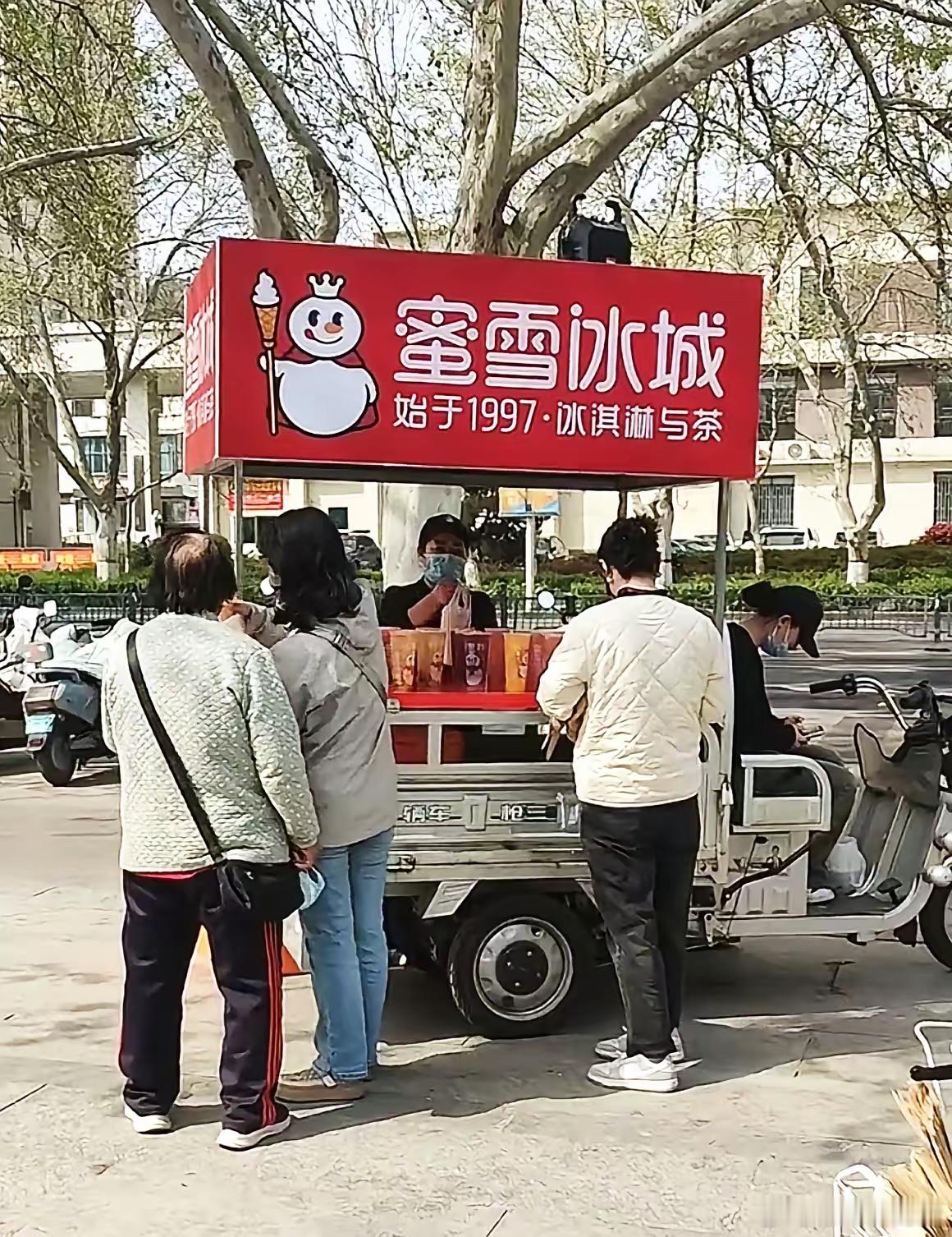 蜜雪冰城头都大了，到底该不该管？​​​