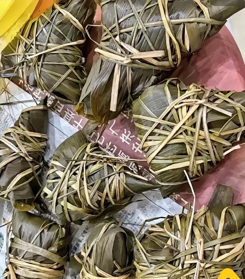 过端午的烦心事！一女子为了过端午，辛辛苦包了一些粽子，老公嫌弃太难看，连吃的心情