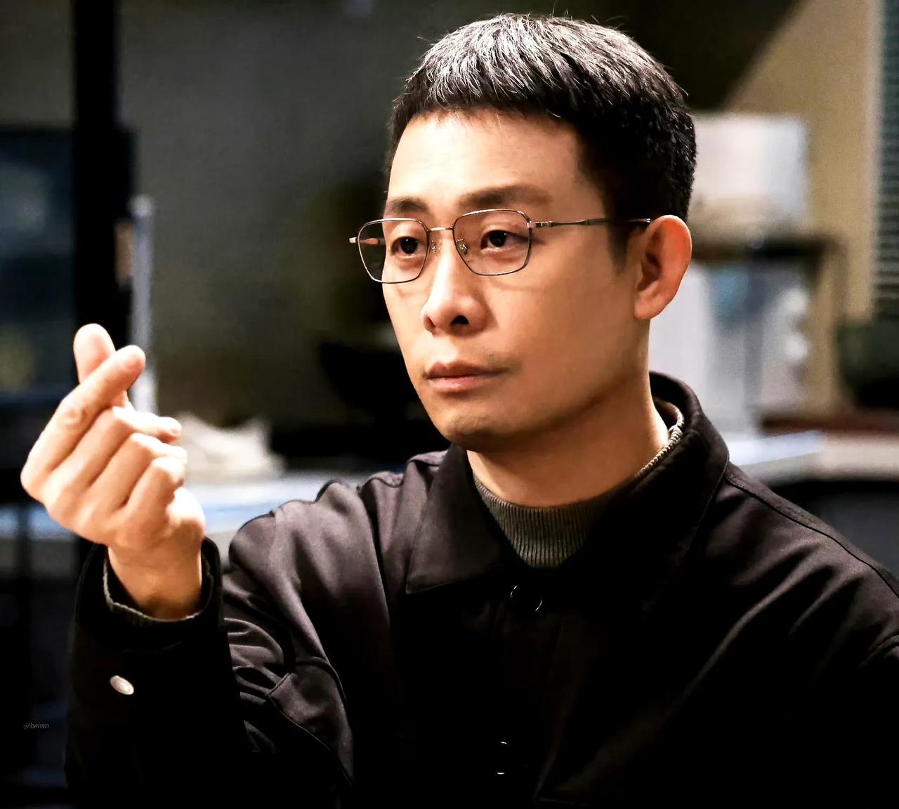男演员这么稀缺了吗？？以法之名很好看，但看张译演戏，我已经没有耐心了回回都