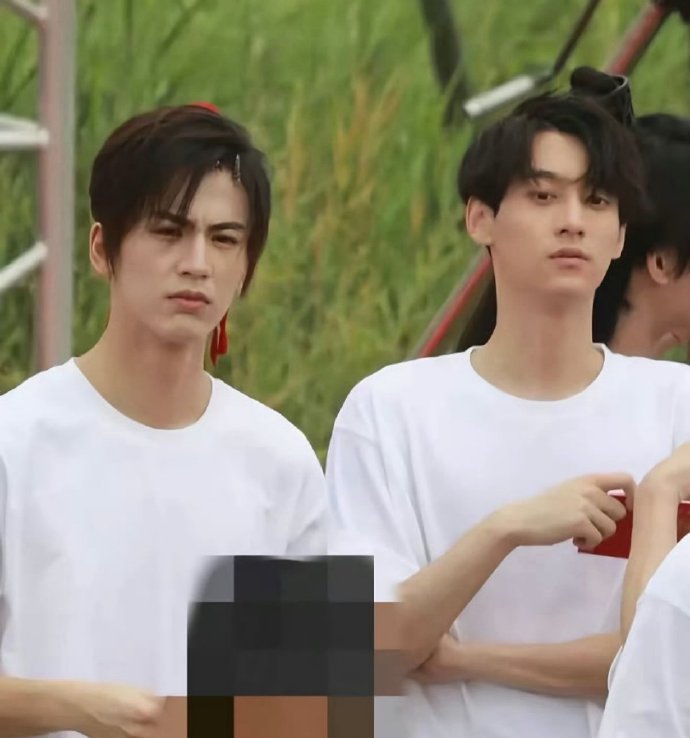 张凌赫田栩宁早期同框，网友说他们的命运大不相同，一个是待爆咖还在BG打滚，一个已